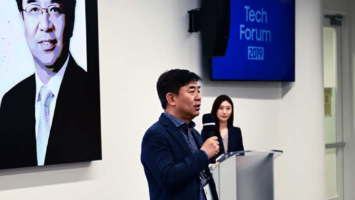 삼성전자는 현지시간 25일 미국 실리콘밸리에서 ‘삼성 테크 포럼 2019’를 개최했다. IT 개발자, 디자이너 등 100여명 등이 참석한 가운데 진행된 ‘삼성 테크 포럼 2019’에서 삼성전자 김현석 사장이 환영사를 하고 있다.