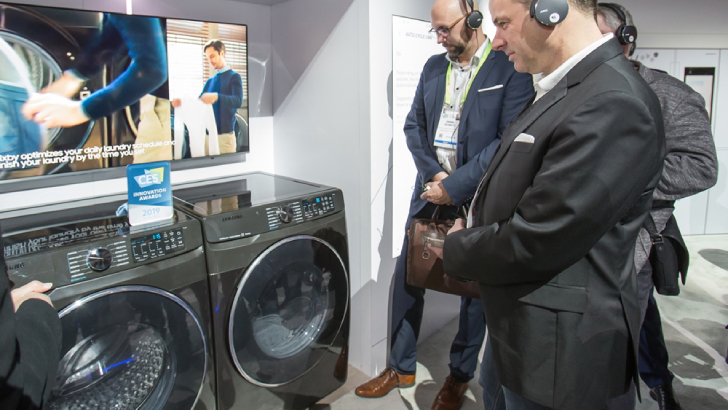 지난 1월 미국 라스베이거스에서 열린 세계최대 전자 전시회 CES2019에서 관람객들이 삼성전자 건조기와 세탁기를 살펴보고 있다.