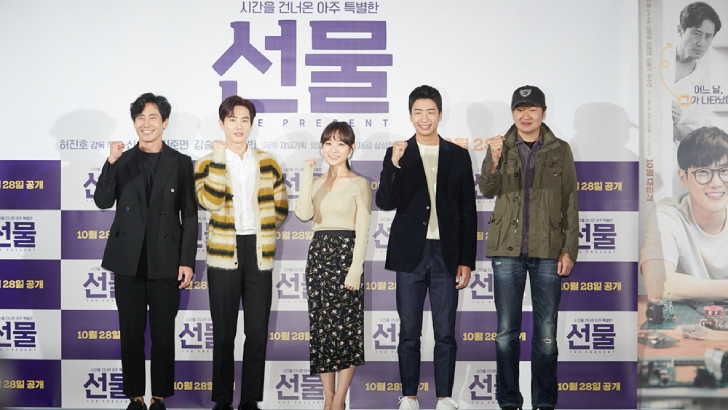 28일 롯데시네마 건대입구에서 열린 삼성전자 네번째 단편영화 ‘선물’ 시사회에 감독과 배우들이 참석해 인사를 하고 있다. 배우 신하균, 김준면, 김슬기, 유수빈, 허진호 감독(왼쪽부터)