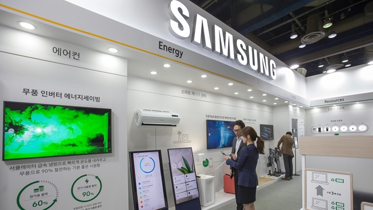 10월 23일 서울 코엑스에서 열린 '2019 대한민국 친환경대전'에서 삼성전자 직원이 가전제품의 에너지 사용량과 전기료를 손쉽게 관리할 수 있도록 도와주는 '스마트싱스 에너지 서비스'를 시연하고 있다.