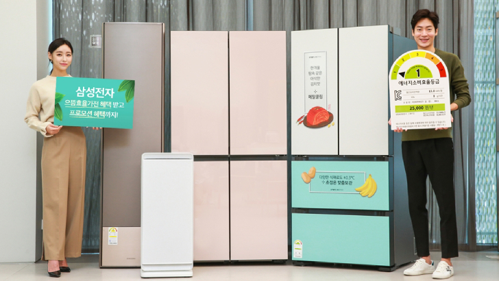 삼성 디지털프라자 삼성대치점에서 삼성전자 모델이 무풍에어컨, 무풍큐브, 비스포크, 김치플러스 비스포크 4도어 등 삼성전자의 으뜸효율가전을 소개하고 있다. 삼성전자 으뜸효율가전 구매 고객은 한국에너지공단에서 제공하는 구매 비용 환급뿐만 아니라, 기존 삼성전자의 프로모션 혜택도 중복 적용 받을 수 있다.