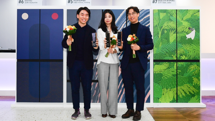 삼성전자가 13일 삼성디지털프라자 강남본점 5층에 위치한 라이프스타일 쇼룸 #ProjectPRISM에서 ‘#BESPOKE랑데뷰 파티’를 열고 비스포크 냉장고 디자인 공모전 최종 수상작으로 조경민씨의 ‘플로팅 링스(Floating Rings)’(가운데)를 대상, 김인화씨의 ‘이터니티(Eternity)’를 최우수상(좌측), 김선우씨의 ‘도도새와 비스포크(Dodo with BESPOKE)’를 우수상(우측)으로 선정했다.