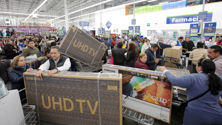 멕시코의 블랙 프라이데이라고 불리는 ‘부엔핀(El Buen Fin)’ 행사를 앞둔 14일 자정(현지시간), 멕시코 시티에 위치한 창고형 매장 ‘샘스클럽(Sam's Club)’에 삼성 TV를 구매하려는 소비자들이 인산인해를 이루고 있다.