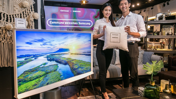 삼성전자 모델이 ‘더 세리프(The Serif)’ TV 55형을 소개하고 있다.