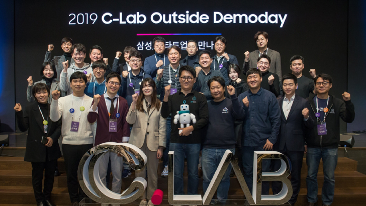 26일 서울 서초구 '삼성 서울R&D캠퍼스'에서 열린 'C랩 아웃사이드 데모데이'에서 1년간 삼성전자의 지원을 받은 스타트업들이 기념 사진을 촬영하고 있다.