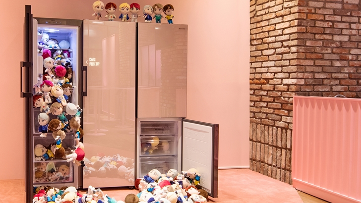 BTS 굿즈로 장신된 비스포크 냉장고