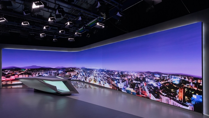 ▲ 제주방송 뉴스룸에 설치된 삼성 LED 사이니지. 방송국 뉴스 스튜디오에 설치된 디스플레이로는 국내 최대 크기다.