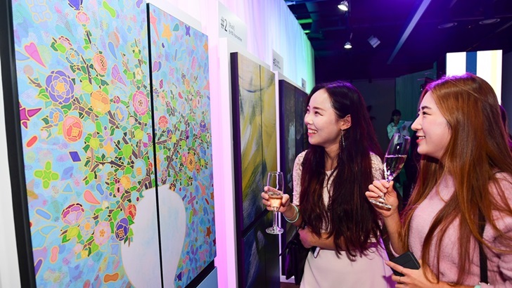 ▲ ‘#BESPOKE랑데뷰 파티’에서 관람객들이 비스포크 디자인 공모전 결선에 진출한 작품들을 감상하고 있다.