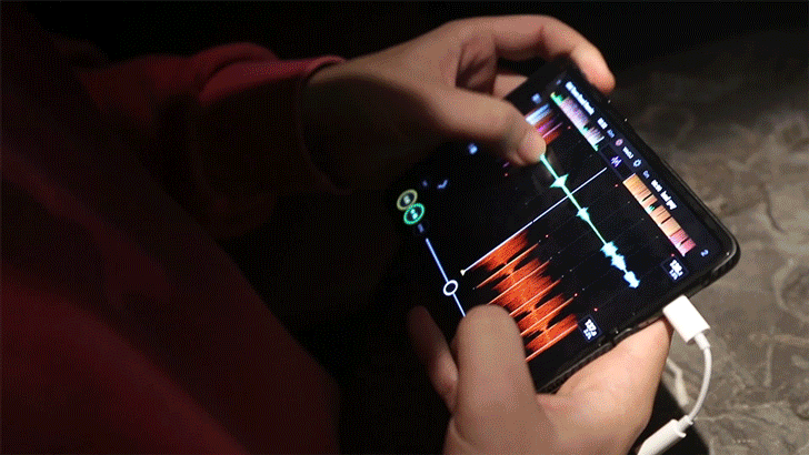 디제잉까지 섭렵, 갤럭시 폴드의 화려한 변신 다양한 라이프 스타일의 사람들이 사용하는 갤럭시 폴드인 만큼 활용법도 무궁무진하다. 갤럭시 폴드를 사용하는 DJ는 기기를 활용해 자신의 디제잉 실력을 뽐냈다. 대화면으로 음악을 섬세하게 조절할 수 있다. #대화면폴드 #디제잉매력발산