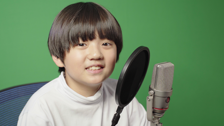 해당 영상의 나레이션을 녹음하고 있는 둥백꽃 필 무렵의 필구 역(김강훈)