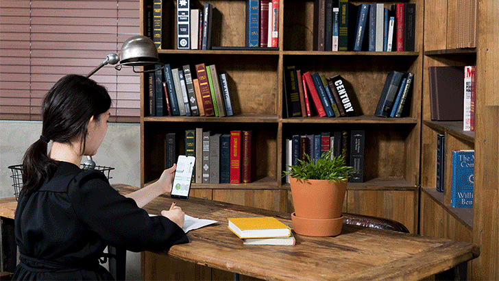 갤럭시 A90으로 다양한 작업을 수행하고 있다