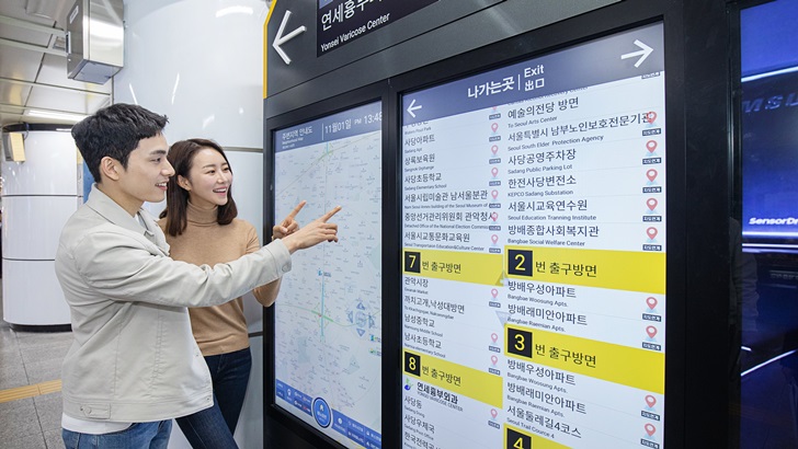 ▲ 삼성전자가 서울 지하철 90개 역사에 스마트 사이니지를 설치했다. 서울 지하철 2, 4호선 사당역에 설치된 삼성 스마트 사이니지 종합 안내도 모습