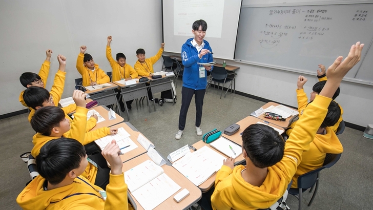 지난 11일 경기도 용인시 한국외국어대학교 글로벌캠퍼스에서 '2020 삼성 드림클래스 겨울캠프'에 참가한 중학생들이 대학생 멘토로부터 수업을 듣고 있다.