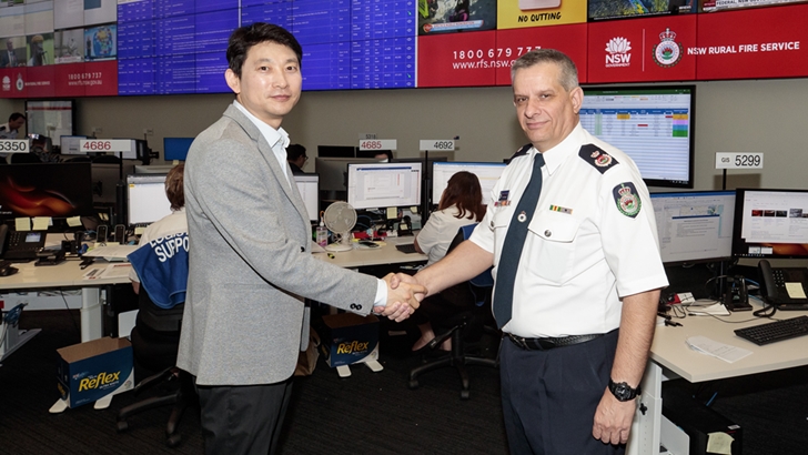 현지시간 31일 삼성전자 호주 법인장 송원준 상무(왼쪽)가 뉴사우스웨일스 주의 소방서에 방문해, 부소방서장 롭 로저스(Rob Rogers, 오른쪽)와 악수를 나누고 있다.