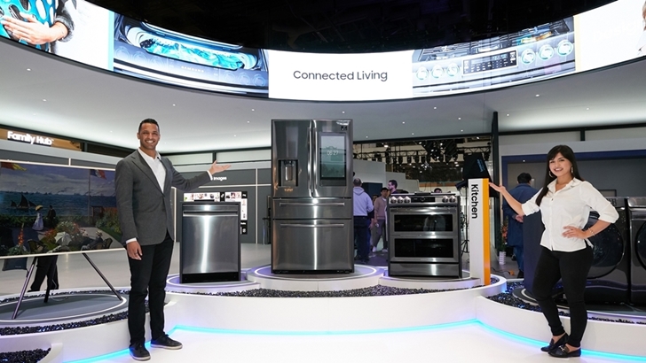 21일부터 23일(현지시간)까지 미국 라스베이거스에서 개최되는 북미 최대 규모의 주방·욕실 관련 전시회인 'KBIS 2020'에서 삼성전자 모델이 '패밀리허브'냉장고를 중심으로 차별화된 AI·IoT주방가전을 소개하고 있다.