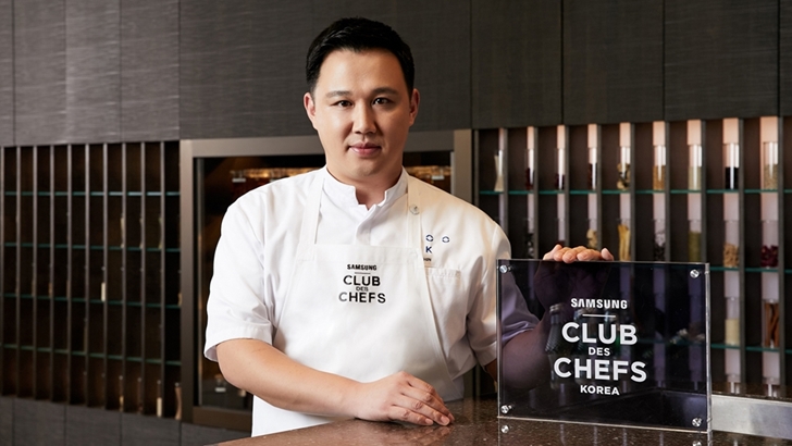 대한민국 최정상 셰프들로 구성된 '삼성 클럽 드 셰프 코리아'에 모던 한식 레스토랑 '주옥'의 신창호 셰프가 합류한다. 서울 중구 소공로 더 플라자 호텔 3층에 위치한 '주옥'에서 신창호 셰프가 포즈를 취하고있다.