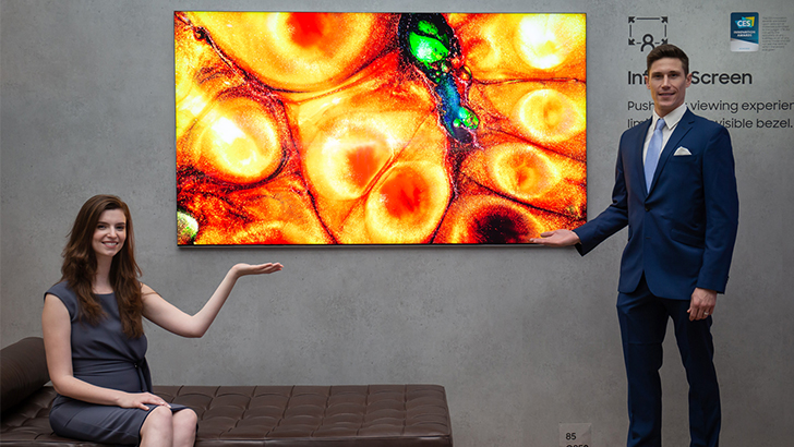 삼성전자 모델이 삼성전자 QLED 8K 85형 신제품을 소개하고 있다.