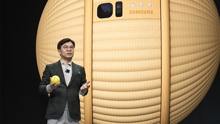 삼성전자는 6일(현지 시간) 미국 라스베이거스에서 ‘CES 2020 기조연설’에 참가해 미래 기술이 나아갈 방향을 제시한다. 삼성전자 김현석 대표가 첨단 하드웨어와 인공지능 기술이 결합된 개인 맞춤형 케어를 강조하면서 지능형 컴퍼니언 로봇(Companion Robot) ‘볼리(Ballie)’를 소개하고 있다.