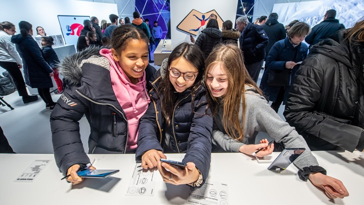 ▲ 어린이 관람객들이 스위스 로잔 요들리 파크에 마련된 삼성 올림픽 체험관을 방문해 ‘갤럭시 노트10+ 5G’를 체험하고 있다.