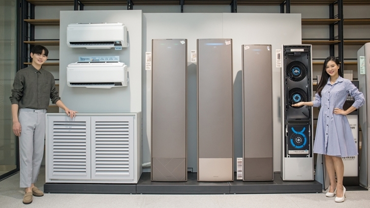 삼성전자 모델들이 2020년형 '무풍에어컨'과 공기청정기 '무풍큐브'를 소개하고있다.