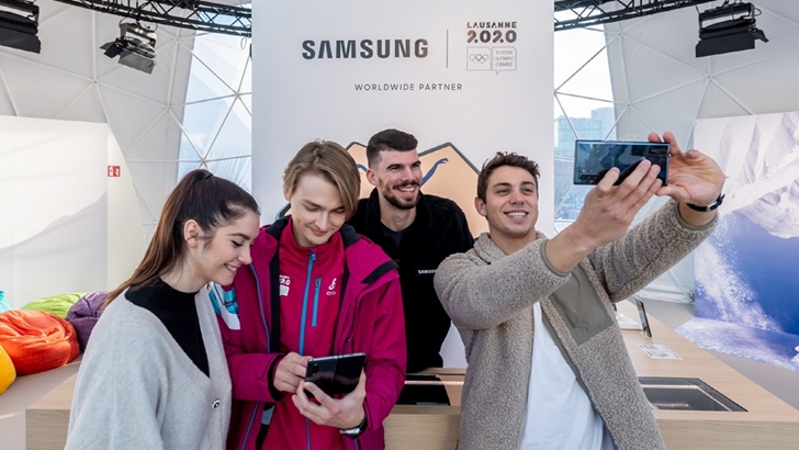 '2020 로잔 동계 유스 올림픽' 기간 동안 삼성전자가 스위스 로잔에서 운영하는 '삼성 올림픽 체험관'에서 방문객들의 최신 모바일 기술을 체험 모습