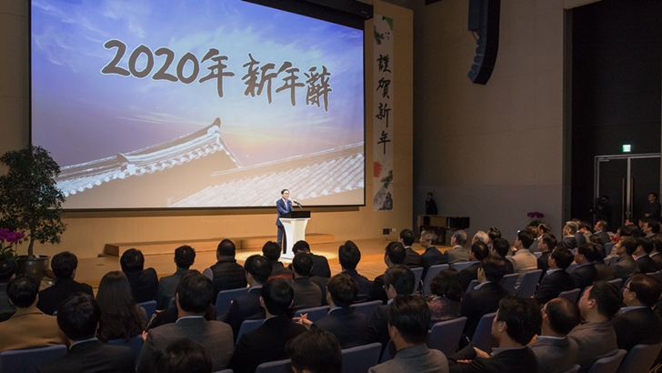 2일 수원 '삼성 디지털 시티'에서 열린 삼성전자 시무식에서 김기남 대표이사 부회장이 임직원들을 대상으로 신년사를 하고 있다.