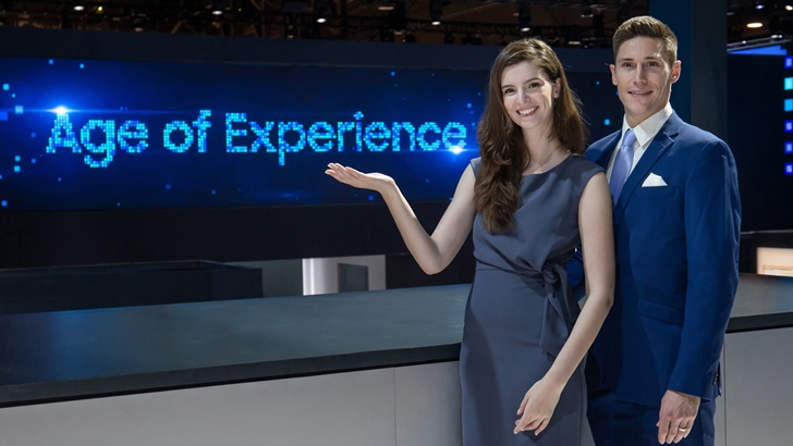 ▲ 삼성전자는 미국 라스베이거스에서 7일부터 10일까지(현지 시간) 열리는 세계 최대 전자 전시회 CES 2020에서 '경험의 시대(Age of Experience)' 를 주도할 삼성전자의 최신 기술과 제품을 선보인다. 삼성전자 모델들이 경험의 시대를 알리는 초대형 LED 사이니지를 배경으로 삼성전자 전시장을 소개하고 있다.