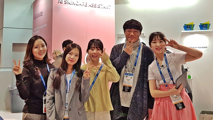 ▲선후배가 함께 찰칵! 민세연 씨(왼쪽)와 함께