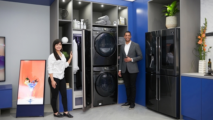 삼성전자 모델이 북미 최대 규모의 주방·욕실 관련 전시회인 'KBIS 2020'에서 프리미엄 세탁기·건조기와 패밀리허브 냉장고 등으로 구성된 ‘커넥티드 리빙존’에서 차별화된 AI·IoT가전을 소개하고 있다.