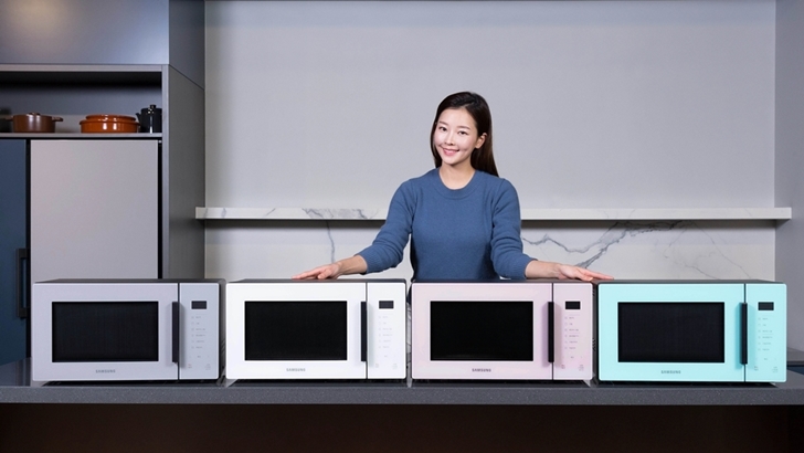 삼성전자 모델이 삼성 디지털프라자 강남본점에 마련된 라이프스타일 쇼룸 ‘#프로젝트 프리즘(#ProjectPRISM)’에서 전자레인지 신제품을 소개하고 있다.