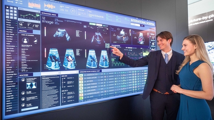 삼성전자가 11일부터 14일(현지 시간)까지 네덜란드 암스테르담에서 열리는 유럽 최대 디스플레이 전시회 ‘ISE(Integrated Systems Europe) 2020’에 참가해 상업용 디스플레이 신제품을 대거 공개한다. 삼성전자 모델들이 DICOM(Digital Imaging and Communications in Medicine) 시뮬레이션 모드를 지원해 의료용 영상을 정확히 표현해 주는 'QLED 8K 사이니지'를 소개하고 있다.