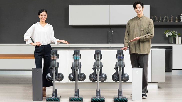 삼성전자 모델이 수원시 매탄동에 위치한 삼성전자 디지털시티 프리미엄하우스에서 2020년형 프리미엄 무선 청소기‘삼성 제트’와 미세먼지 걱정 없이 먼지통을 간편하게 관리할 수 있는‘청정스테이션’신제품을 소개하고 있다.