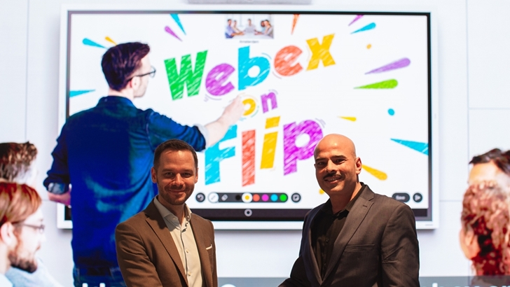 삼성전자가 11일(현지시각) 네덜란드 암스테르담에서 열리는 ‘ISE(Integrated Systems Europe) 2020’에서 시스코(Cisco)와 함께 차세대 화상회의 솔루션 ‘웹엑스 온 플립(Webex on Flip)’을 공개했다. 왼쪽부터 샌딥 마흐라(Sandeep Mehra) 시스코 웹엑스 담당 상무와 벤 홀메스(Ben holmes) 삼성전자 유럽법인 B2B 마케팅 헤드가 악수를 하고 있다.