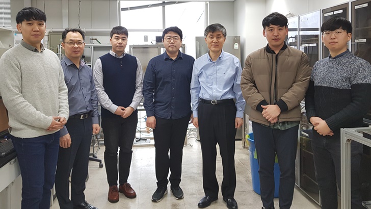 [사진 설명] 이종흔 교수(오른쪽에서 3번째)와 연구팀