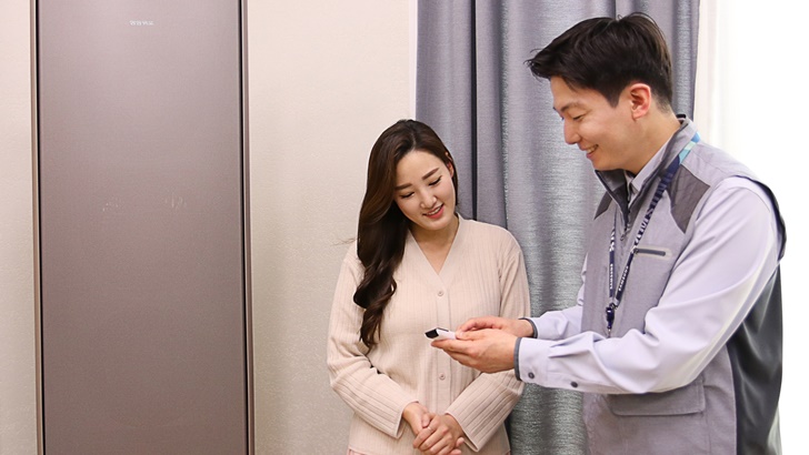 [사진] 삼성전자서비스 수리 엔지니어가 '에어컨 사전점검 서비스'를 제공하고 있는 모습