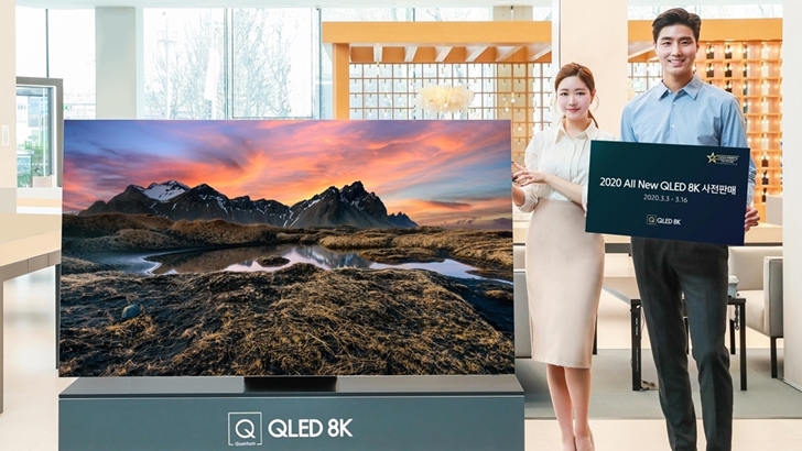 삼성전자 모델이 2020년형 QLED 8K TV 사전판매 이벤트를 소개하고 있다.