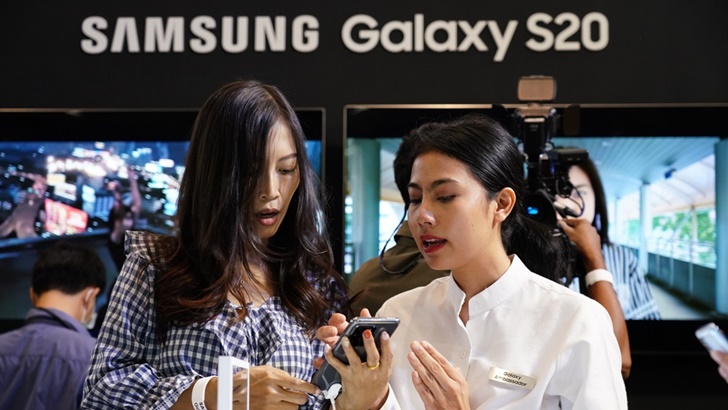 지난 2월 12일(현지시간) 태국 방콕에 위치한 센트럴월드 쇼핑몰에서 진행된 ‘갤럭시 S20’ 런칭 행사에서 제품을 체험하고 있는 모습