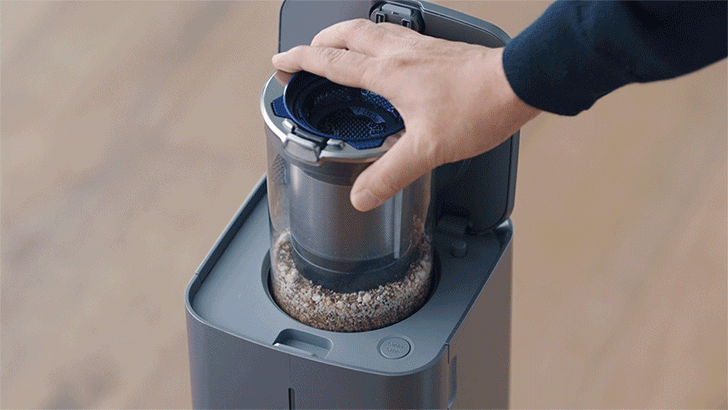 청정스테이션에 먼지통을 끼우는 모습