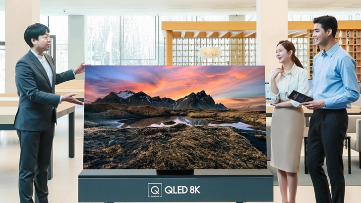 판매 상담사가 삼성디지털프라자 삼성대치점에서 2020년형 삼성 QLED TV를 소개하고 있다.