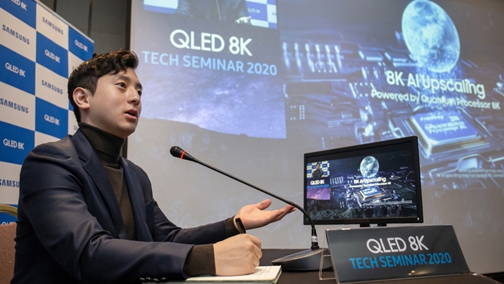 삼성전자는 14일부터 17일까지 그랜드 워커힐 서울 호텔에서 유럽·동남아·중동·중국 등 현지와 온라인으로 연결해 2020년형 QLED TV를 주제로 ‘테크 세미나’를 진행한다. 행사 사회자가 온라인 테크 세미나를 진행하고 있다.