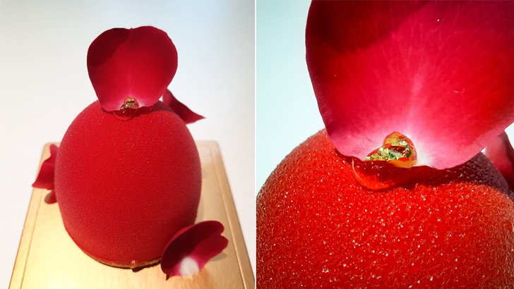 냉장고에서 막 꺼낸 차가운 케이크 표면에 맺힌 물방울이 붉은색 꽃잎과 어우러져 신선함을 내뿜는다.