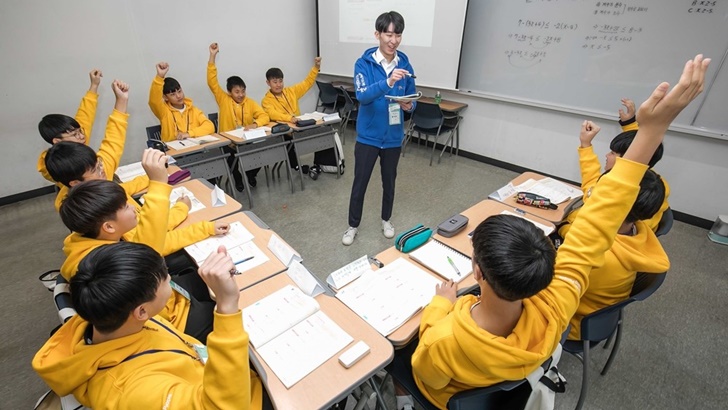 ▲‘2020 삼성 드림클래스 겨울캠프’에 참가한 중학생들이 대학생 멘토로부터 수업을 듣고 있다.