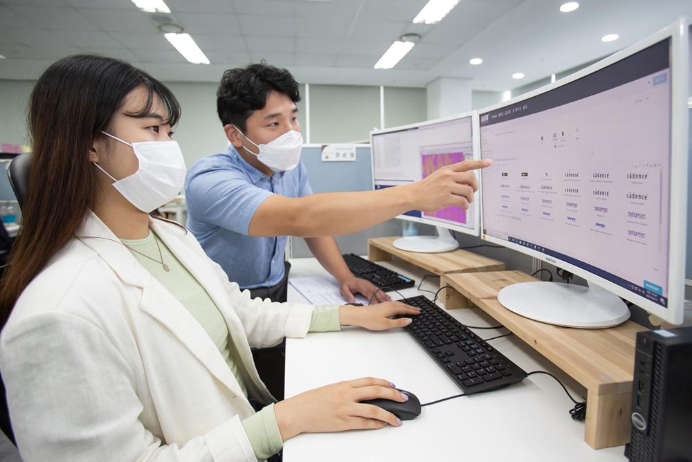 국내 팹리스 업체 ‘가온칩스’ 직원과 삼성전자 임직원이 ‘통합 클라우드 설계 플랫폼(SAFE Cloud Design Platform, SAFE-CDP)’으로 칩 설계를 진행하고 있다.