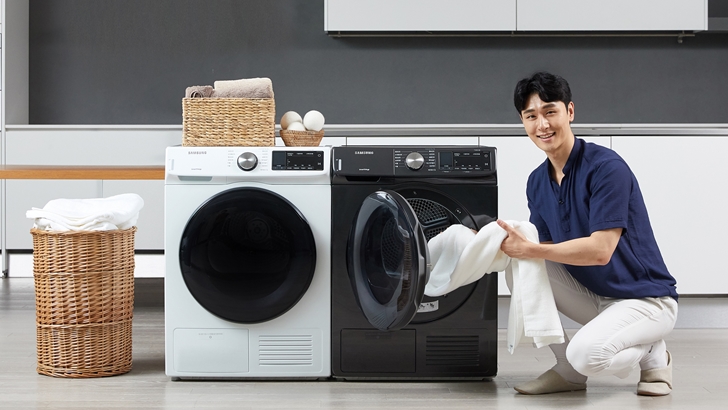 삼성전자 모델이 수원 삼성전자 디지털시티 프리미엄하우스에서 에너지 소비효율 1등급인 9kg 건조기 신제품을 소개하고 있다.