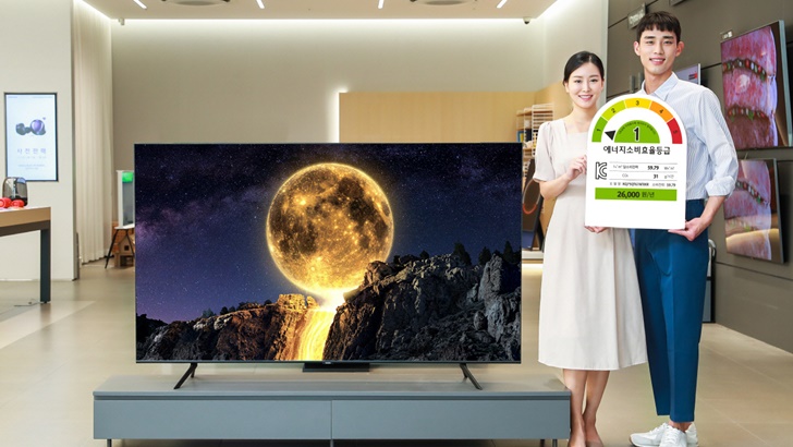 삼성전자 모델이 삼성디지털프라자 강남본점에서 에너지 소비효율 1등급을 받은 QLED TV를 소개하고 있다.