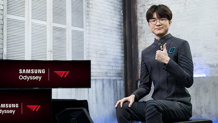 촬영 현장에서 엄지를 들어 보이는 이상혁(페이커) 선수