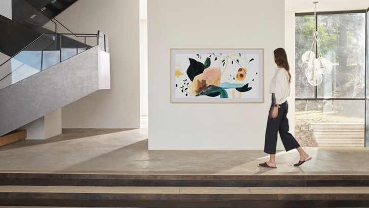 더 프레임을 감상하는 이미지