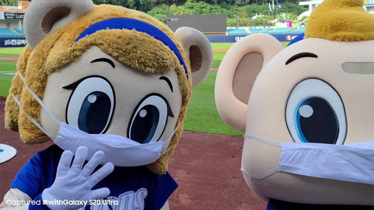 삼성 라이온스 마스코트 인형이 카메라를 향해 손 흔들고 있는 모습