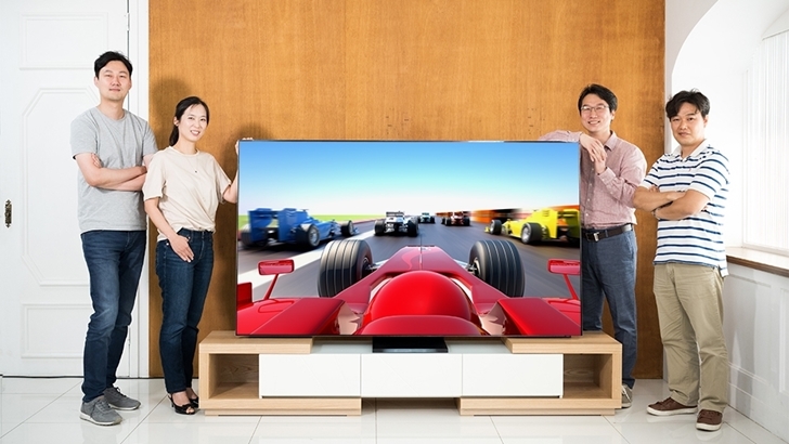 왼쪽부터 QLED TV 개발을 담당한 영상디스플레이사업부 TV상품기획그룹 최현묵, 김범은, 소프트웨어개발그룹 장성창, 디스플레이개발그룹 정영호 씨