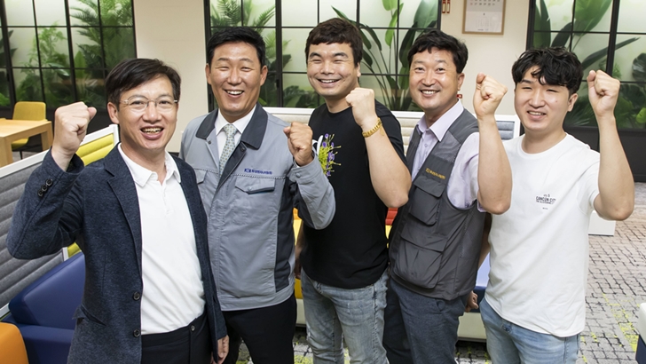 (왼쪽부터) 삼성전자 DS부문 상생협력센터 김창한 전무, 화성엔지니어링 류성목 대표, 서강이엔씨 김정식 과장, 화성엔지니어링 김도형 전무, 서강이엔씨 김현석 사원